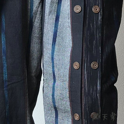 アシンメトリー手織り綿メンズパンツ 上下に走るダブルボタンがシャープな印象 青黒絣 10枚目の画像