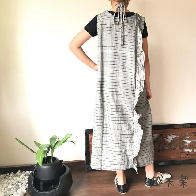 バックシャンロング丈手織り綿ワンピース シンプルなノースリーブの前、上下に走る波フリルとネック紐リボンの後ろ　グレイ絣