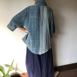 袖回りゆったり手織り綿ブラウス　カッティングが綺麗でスッキリ見える７分袖ロールネック　青グレイ絣 8枚目の画像