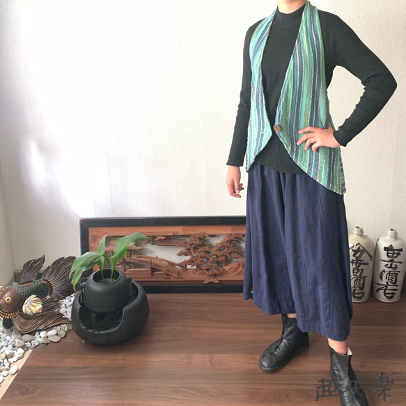 手織り綿ベスティー　前身頃はベスト後ろ身頃はエプロンスカートで綺麗なシルエット魅せる中世からのデザイン　ブルーグリーン絣 2枚目の画像