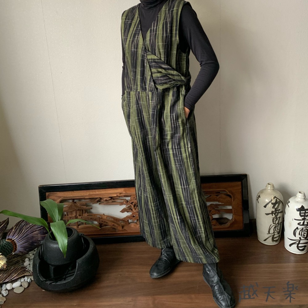 ゆったり手織り綿サロペット　ロング丈とサイドリボンですっきり、前と後のスナップボタンで脱ぎ着楽ちん　黒緑絣