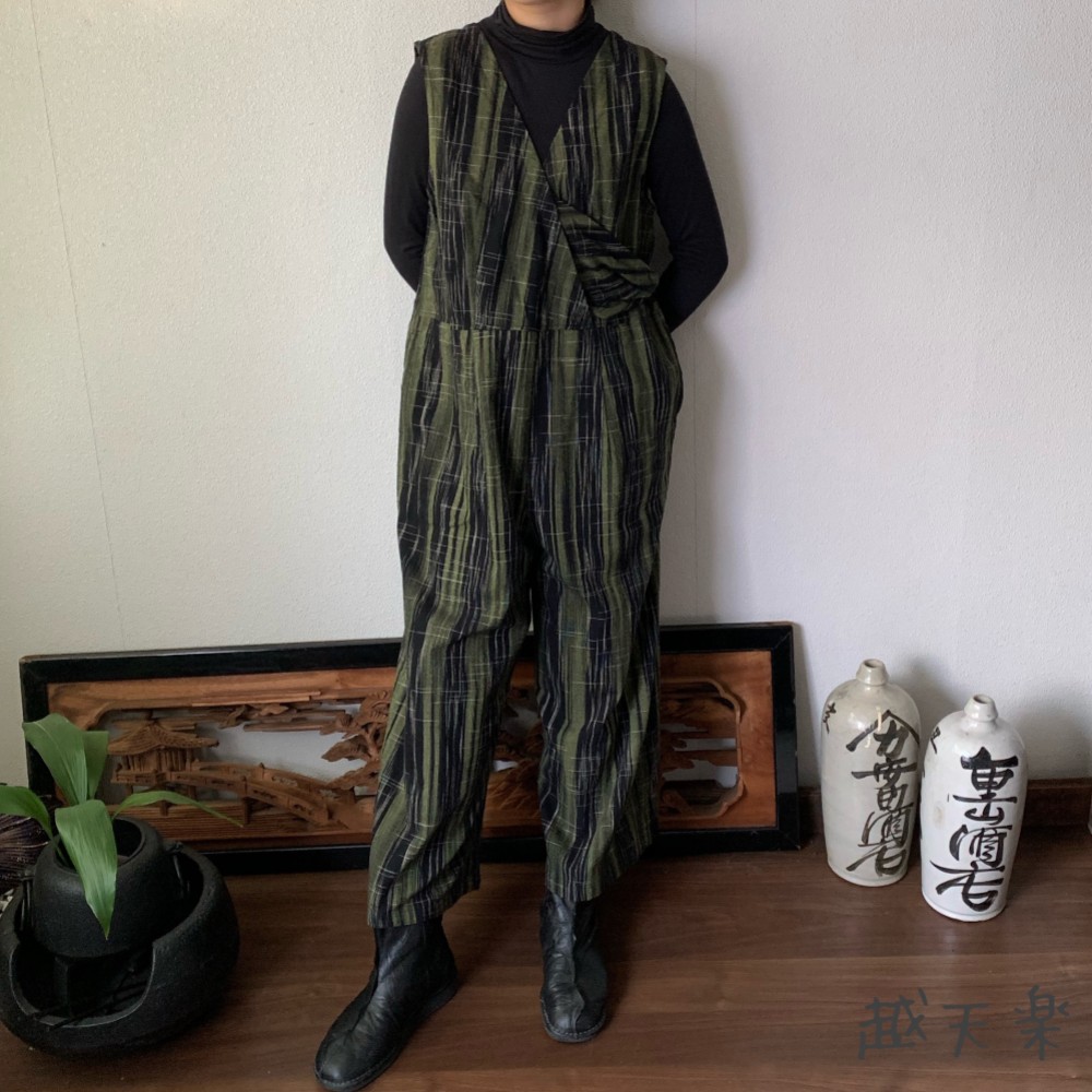 ゆったり手織り綿サロペット　ロング丈とサイドリボンですっきり、前と後のスナップボタンで脱ぎ着楽ちん　黒緑絣