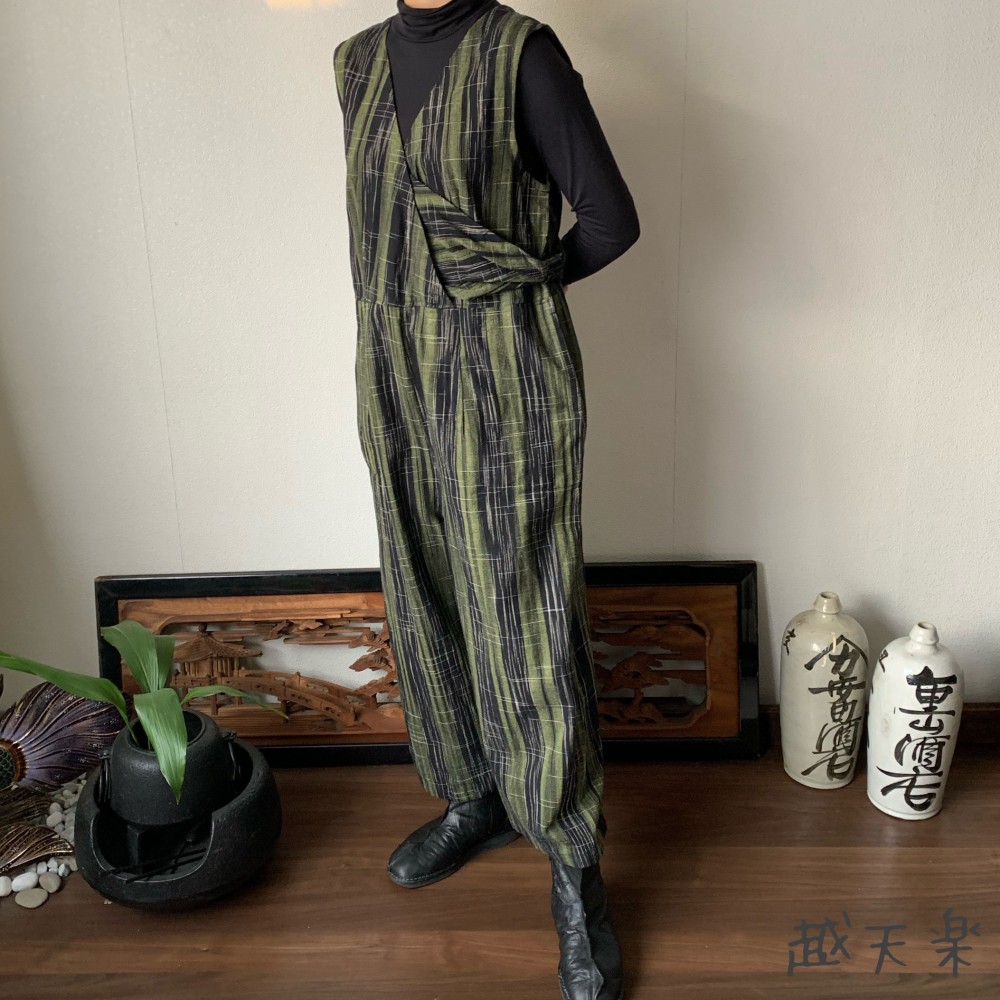 ゆったり手織り綿サロペット　ロング丈とサイドリボンですっきり、前と後のスナップボタンで脱ぎ着楽ちん　黒緑絣