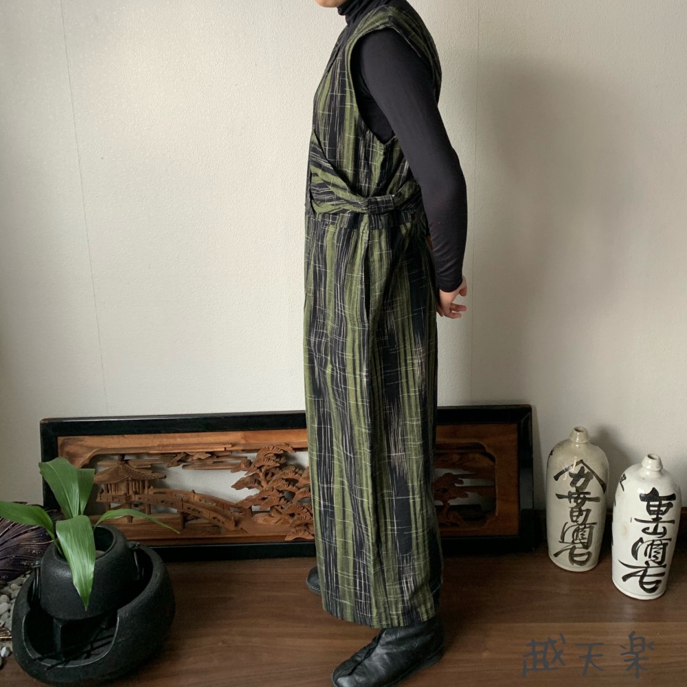 ゆったり手織り綿サロペット　ロング丈とサイドリボンですっきり、前と後のスナップボタンで脱ぎ着楽ちん　黒緑絣