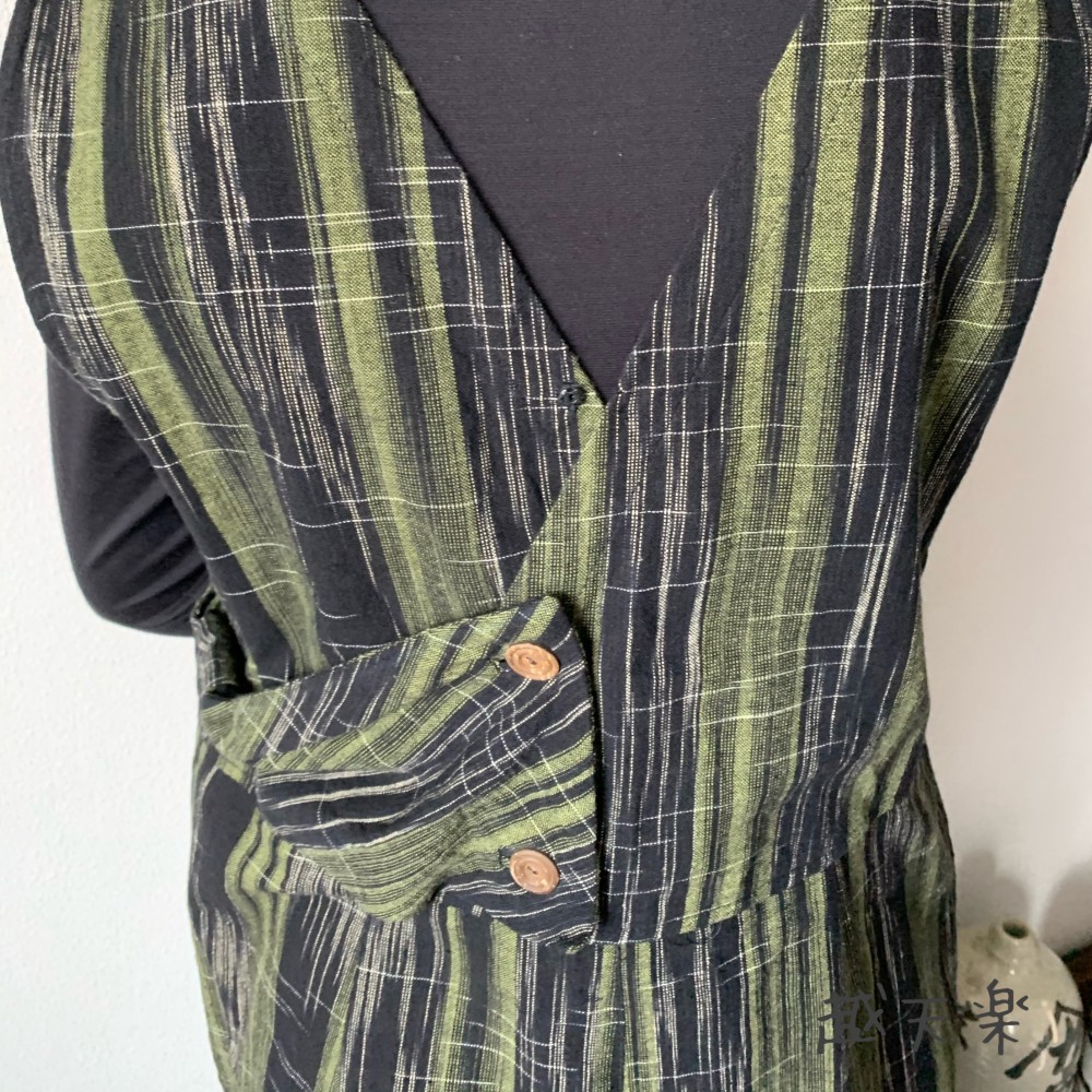 ゆったり手織り綿サロペット　ロング丈とサイドリボンですっきり、前と後のスナップボタンで脱ぎ着楽ちん　黒緑絣