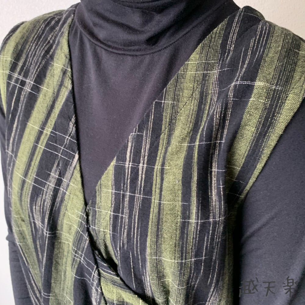 ゆったり手織り綿サロペット　ロング丈とサイドリボンですっきり、前と後のスナップボタンで脱ぎ着楽ちん　黒緑絣