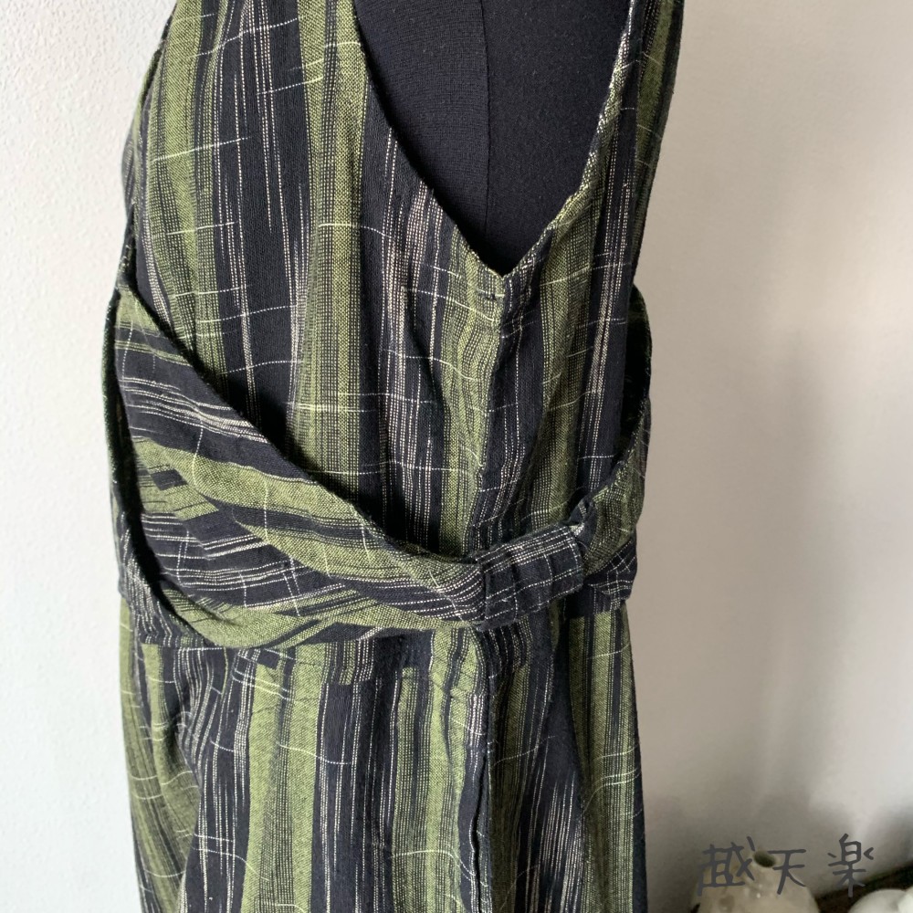 ゆったり手織り綿サロペット　ロング丈とサイドリボンですっきり、前と後のスナップボタンで脱ぎ着楽ちん　黒緑絣