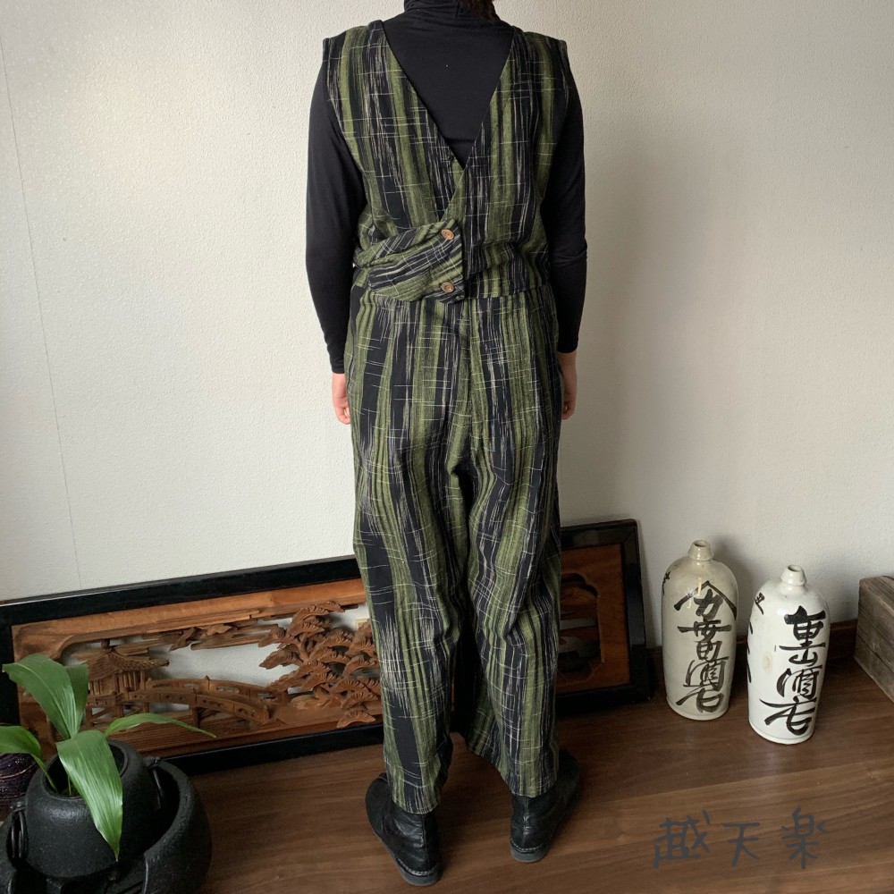 ゆったり手織り綿サロペット　ロング丈とサイドリボンですっきり、前と後のスナップボタンで脱ぎ着楽ちん　黒緑絣