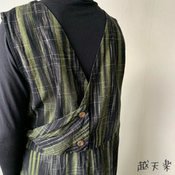 ゆったり手織り綿サロペット　ロング丈とサイドリボンですっきり、前と後のスナップボタンで脱ぎ着楽ちん　黒緑絣 10枚目の画像
