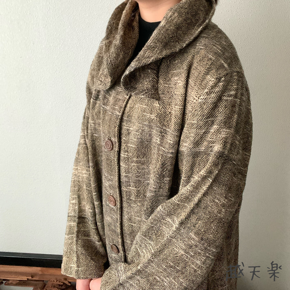 リボン風たっぷり襟の手織り綿前開きコート　裏付きで暖かくゆったり着こなせるAライン　薄茶絣 9枚目の画像