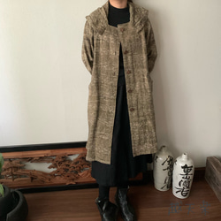 リボン風たっぷり襟の手織り綿前開きコート　裏付きで暖かくゆったり着こなせるAライン　薄茶絣 2枚目の画像