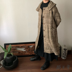 リボン風たっぷり襟の手織り綿前開きコート　裏付きで暖かくゆったり着こなせるAライン　薄茶絣 3枚目の画像