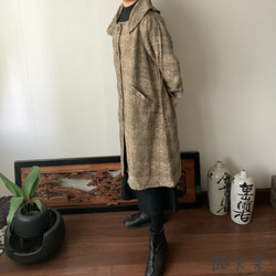リボン風たっぷり襟の手織り綿前開きコート　裏付きで暖かくゆったり着こなせるAライン　薄茶絣 6枚目の画像