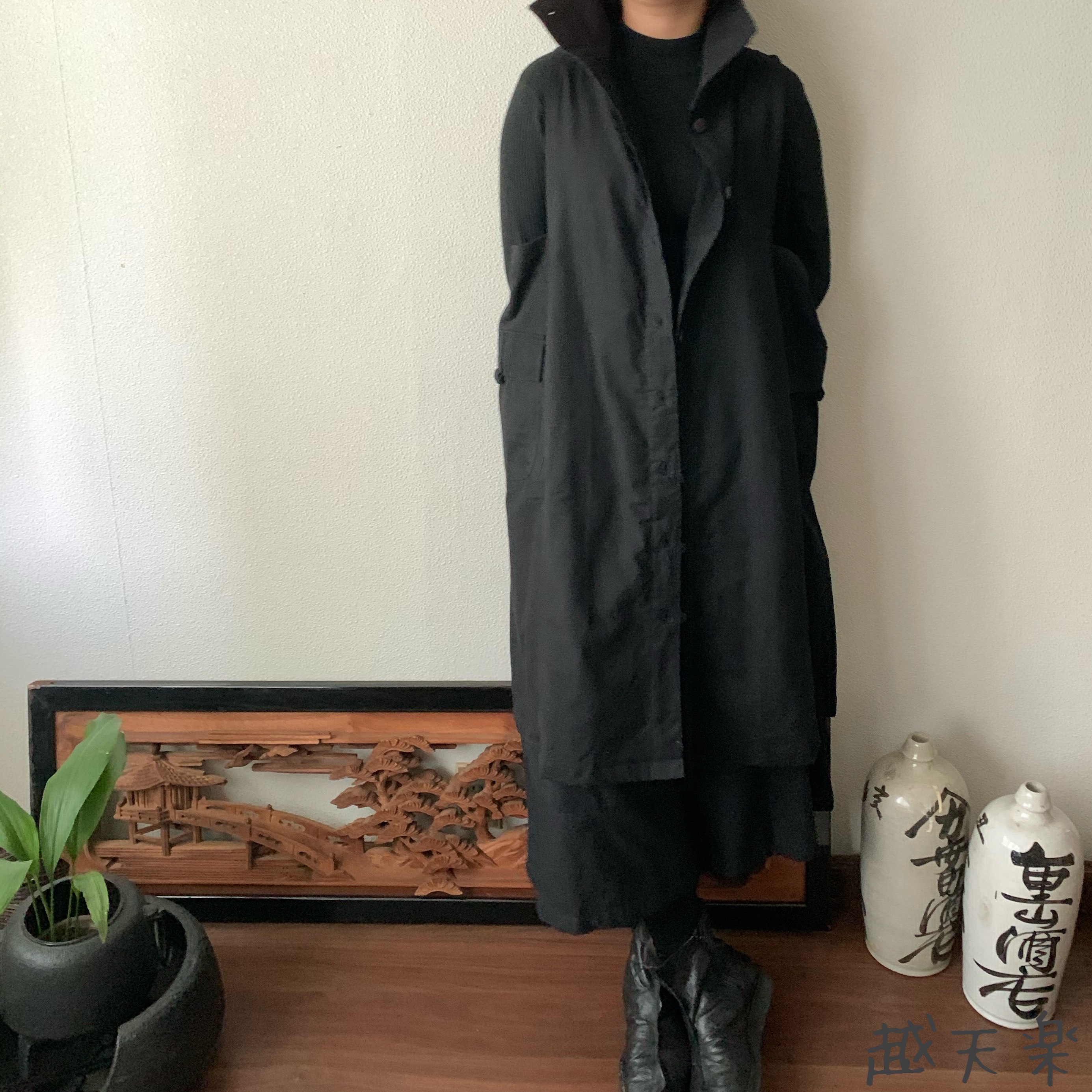 手織り綿のロング丈ベストワンピース　ハイカラーと直線裁ちの脇でシャープなラインが際立つ10年続くロングセラー　黒無地