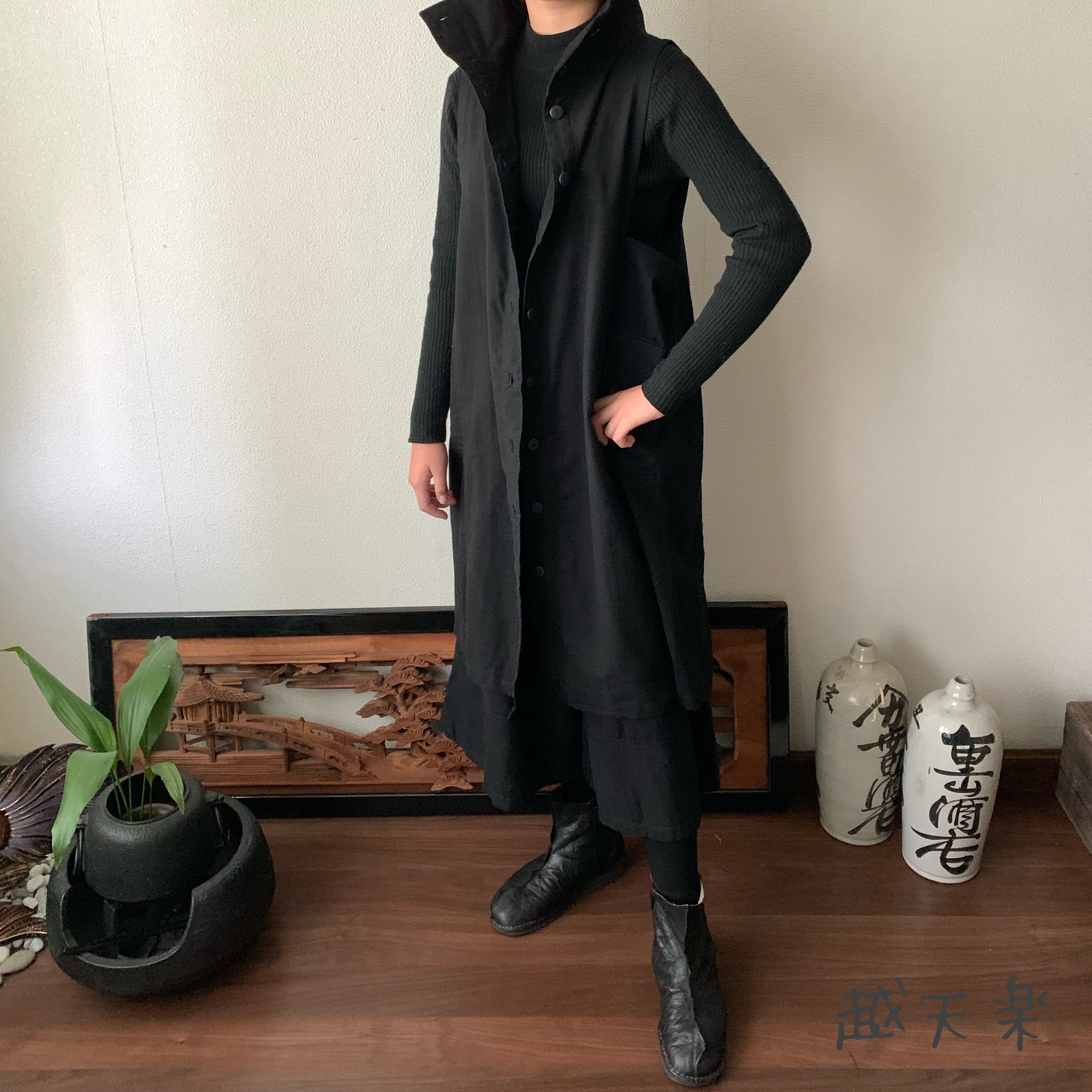 手織り綿のロング丈ベストワンピース　ハイカラーと直線裁ちの脇でシャープなラインが際立つ10年続くロングセラー　黒無地