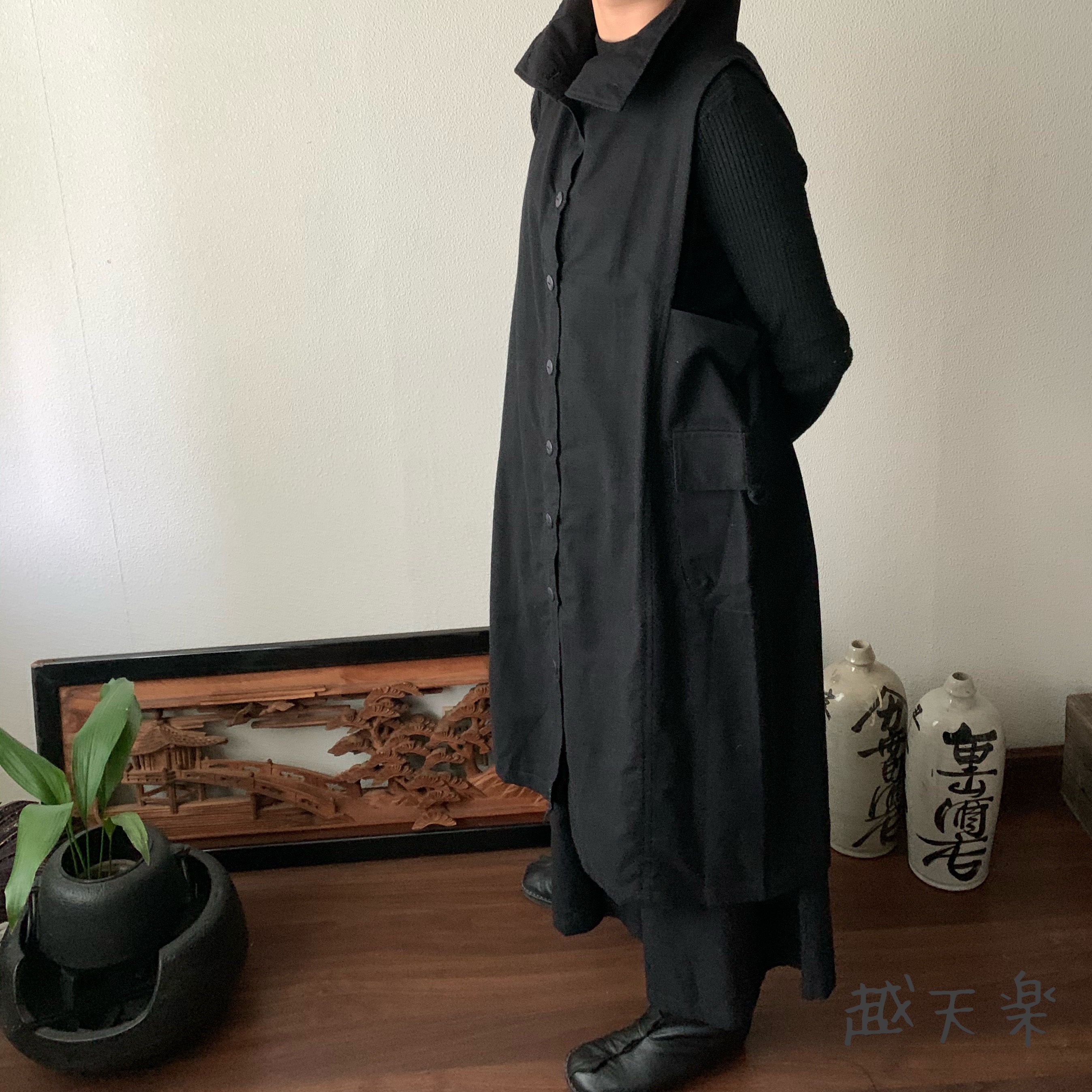 手織り綿のロング丈ベストワンピース　ハイカラーと直線裁ちの脇でシャープなラインが際立つ10年続くロングセラー　黒無地