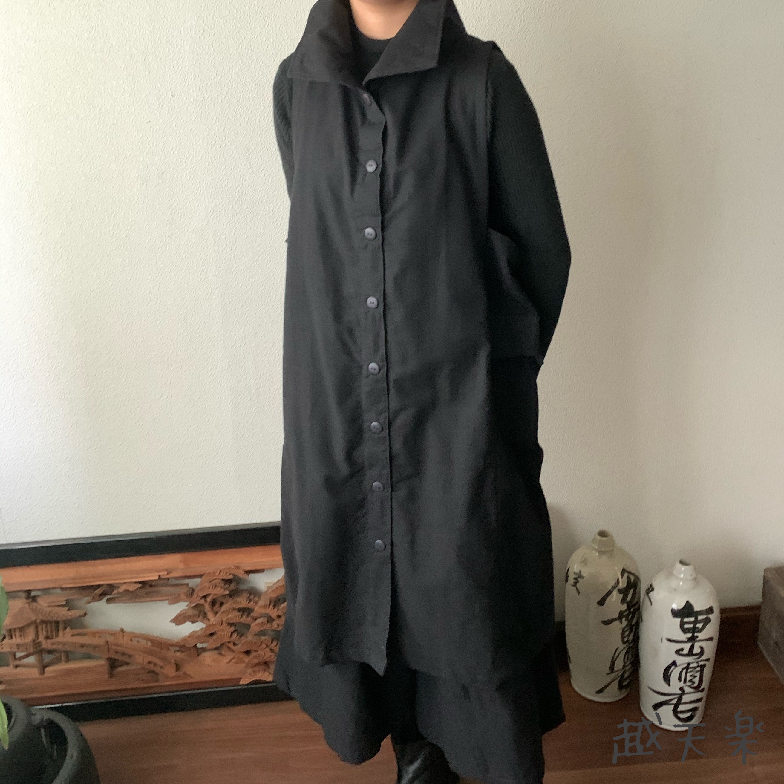 手織り綿のロング丈ベストワンピース　ハイカラーと直線裁ちの脇でシャープなラインが際立つ10年続くロングセラー　黒無地