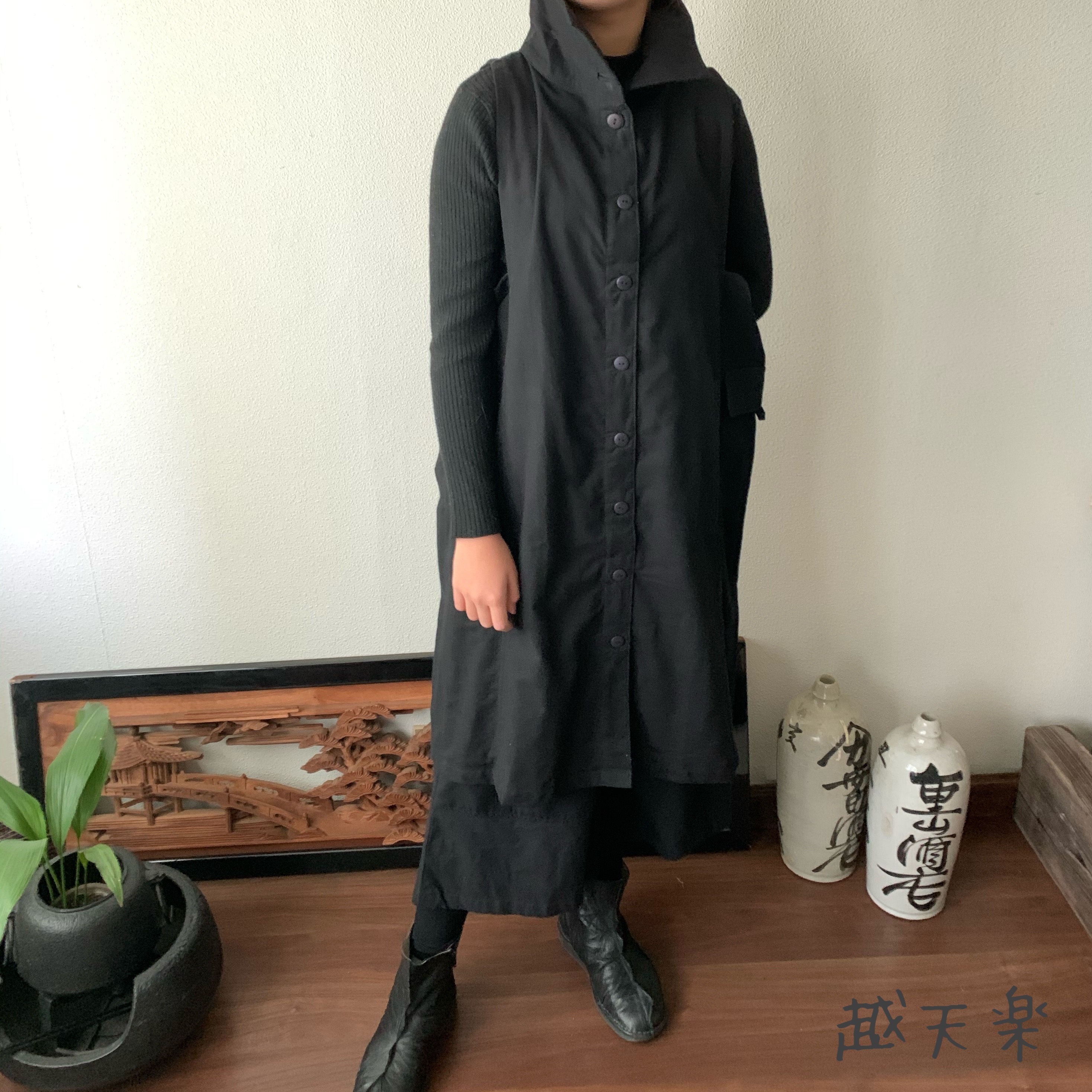 手織り綿のロング丈ベストワンピース　ハイカラーと直線裁ちの脇でシャープなラインが際立つ10年続くロングセラー　黒無地