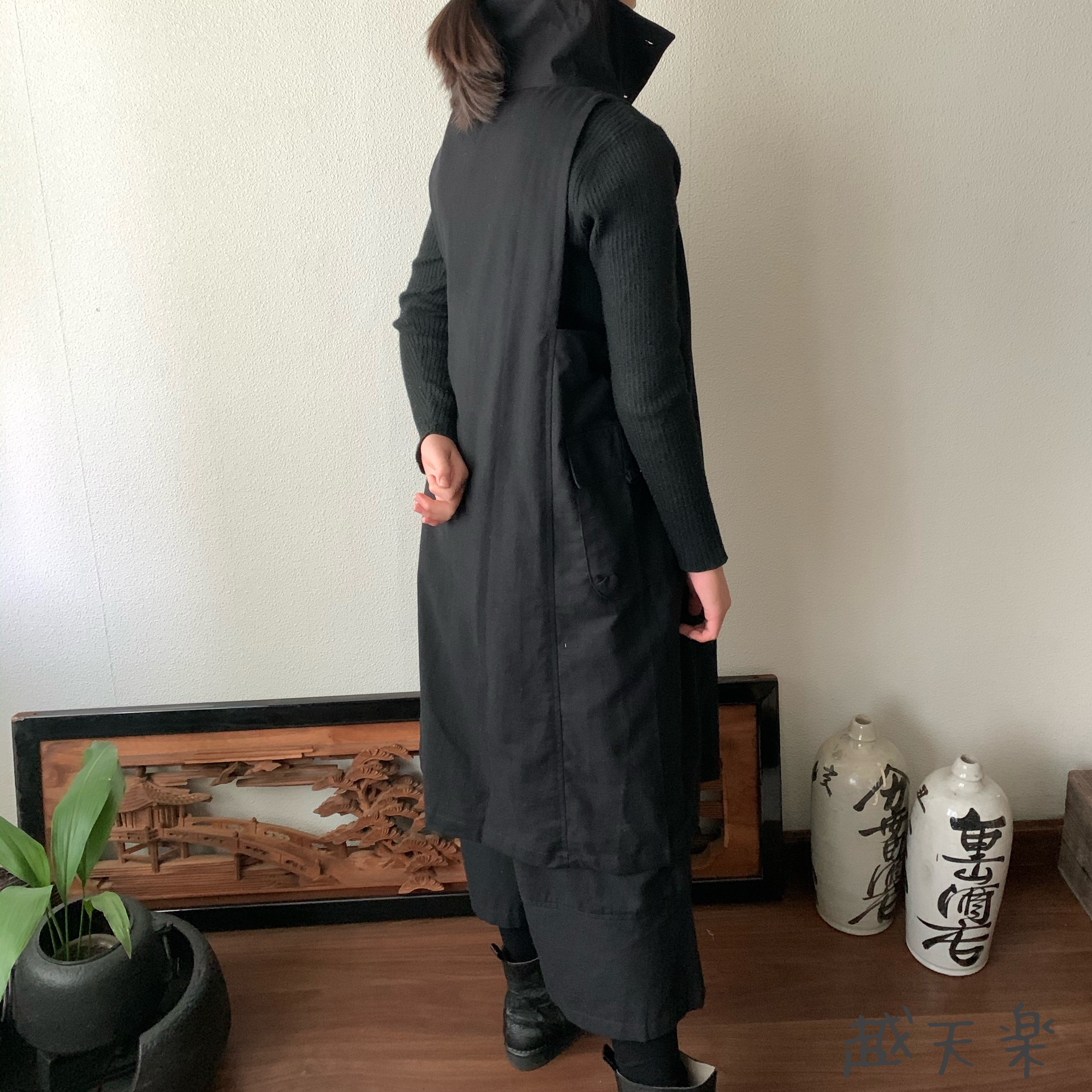 手織り綿のロング丈ベストワンピース　ハイカラーと直線裁ちの脇でシャープなラインが際立つ10年続くロングセラー　黒無地