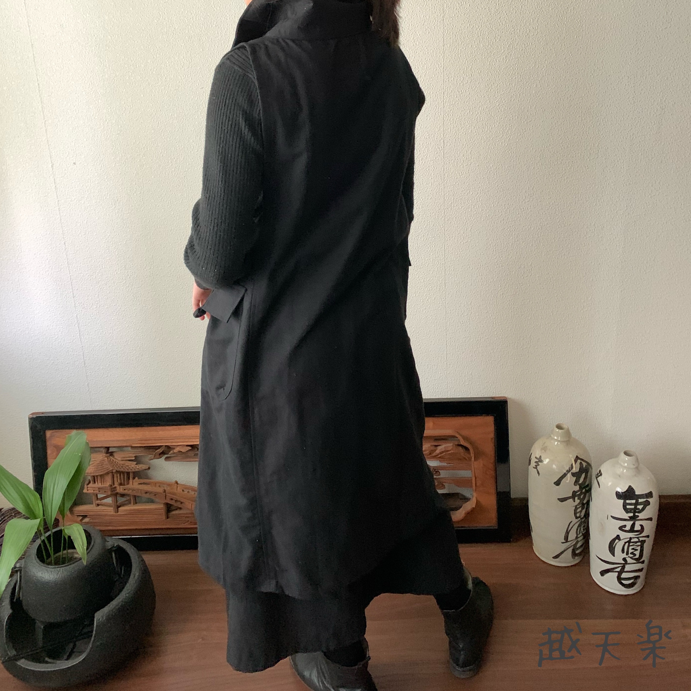 手織り綿のロング丈ベストワンピース　ハイカラーと直線裁ちの脇でシャープなラインが際立つ10年続くロングセラー　黒無地