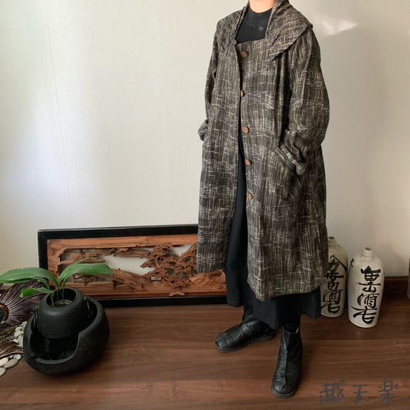 リボン風たっぷり襟の手織り綿前開きコート　裏付きで暖かくゆったり着こなせるAライン　茶グレイ絣 3枚目の画像
