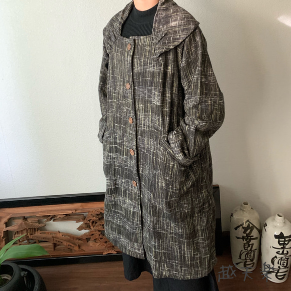 リボン風たっぷり襟の手織り綿前開きコート　裏付きで暖かくゆったり着こなせるAライン　茶グレイ絣 5枚目の画像