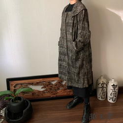 リボン風たっぷり襟の手織り綿前開きコート　裏付きで暖かくゆったり着こなせるAライン　茶グレイ絣 6枚目の画像