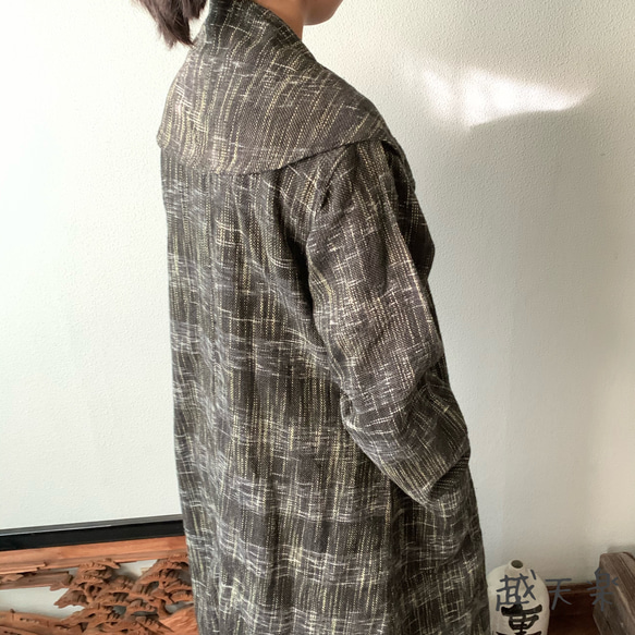 リボン風たっぷり襟の手織り綿前開きコート　裏付きで暖かくゆったり着こなせるAライン　茶グレイ絣 9枚目の画像
