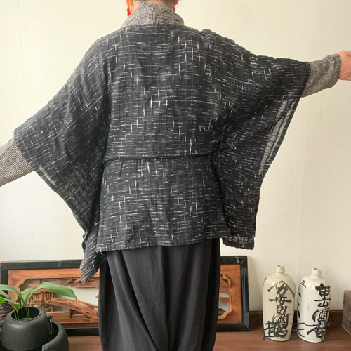 ひらひらと舞う手織り綿ブラウス ウエスト絞りとセンターリボン