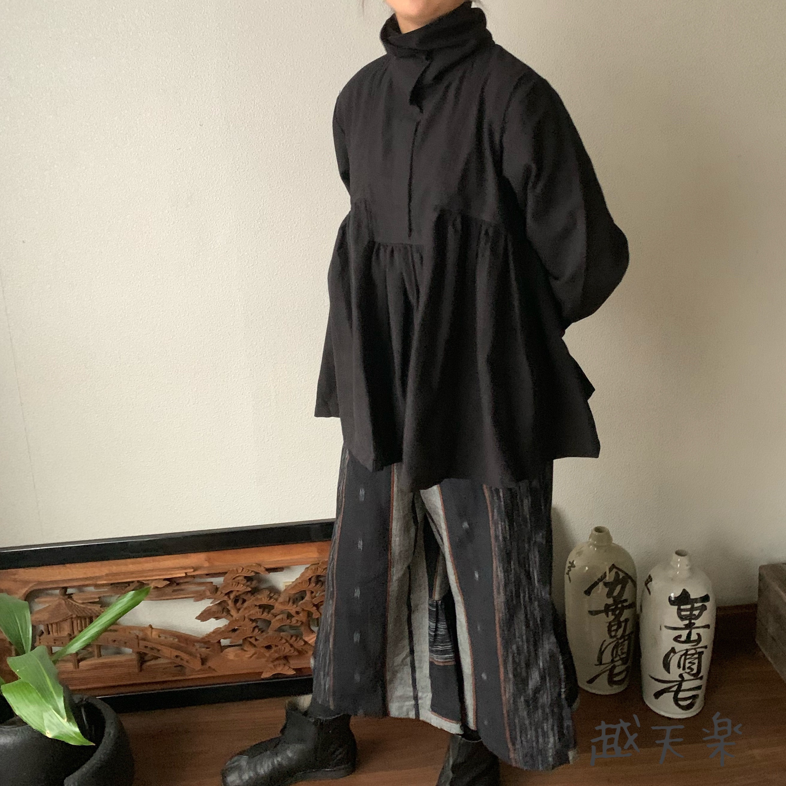 高めのスタンドカラー手織り綿ブラウス　バストラインギャザーで動きが楽しい　黒無地