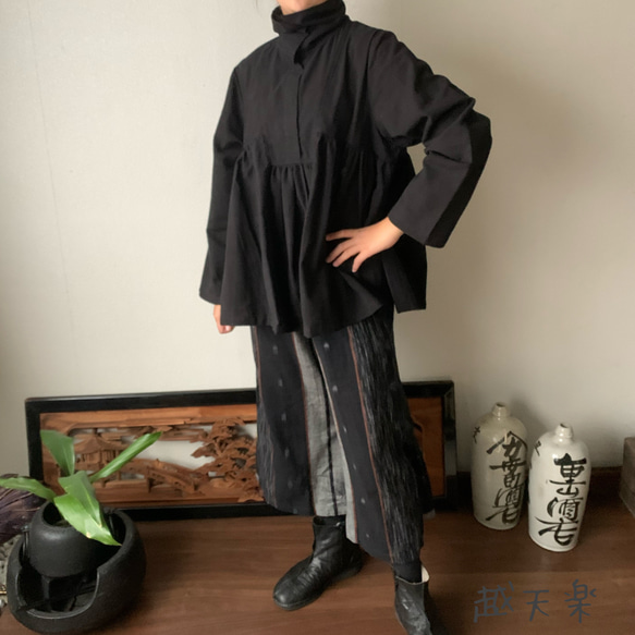 高めのスタンドカラー手織り綿ブラウス　バストラインギャザーで動きが楽しい　黒無地 2枚目の画像