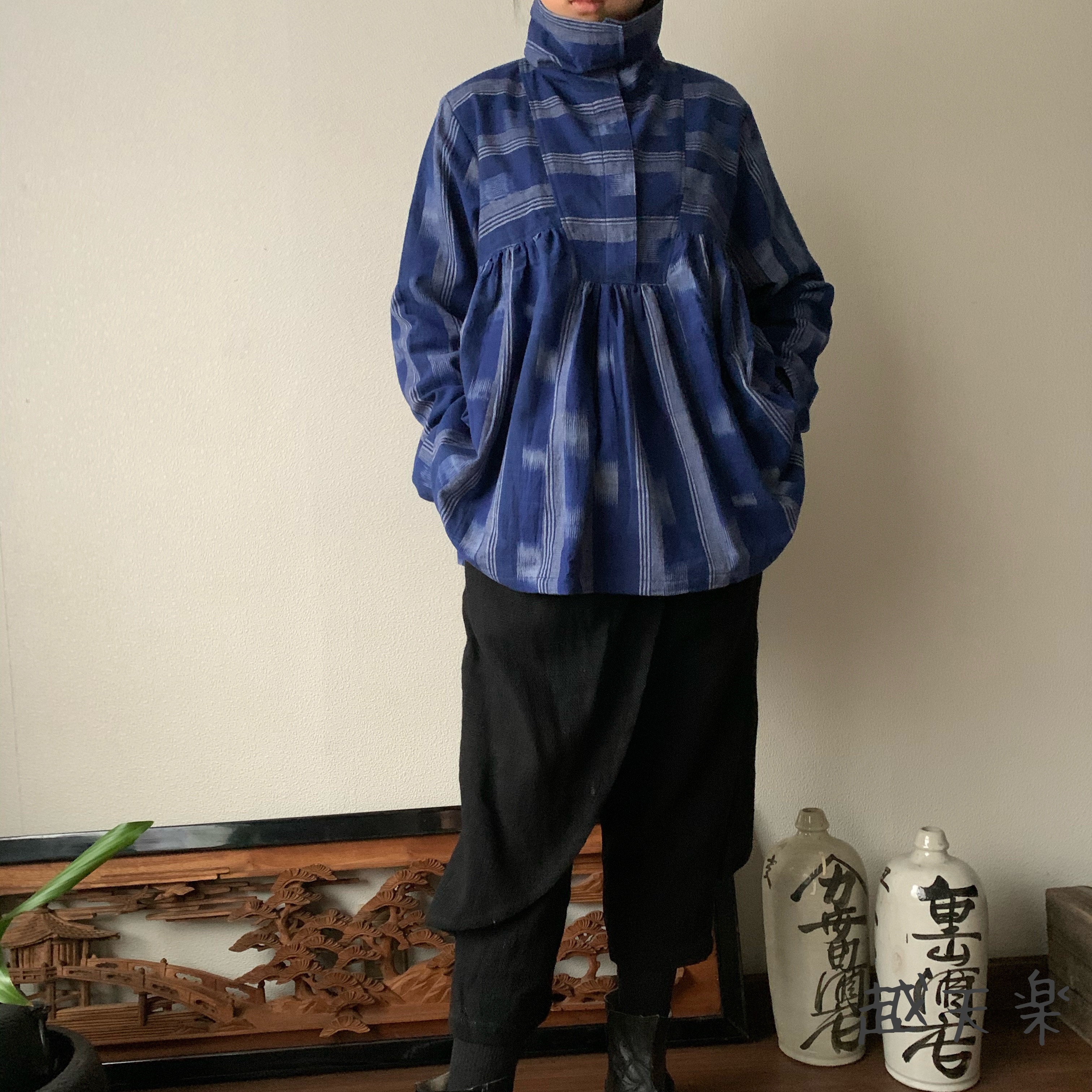 高めのスタンドカラー手織り綿ブラウス　バストラインギャザーで動きが楽しい　青絣