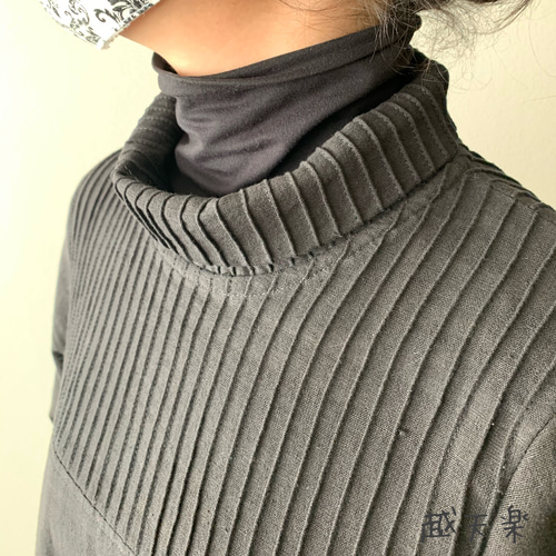 ハイネック、上半身総ピンタック手織り綿長袖ワンピース 高め襟