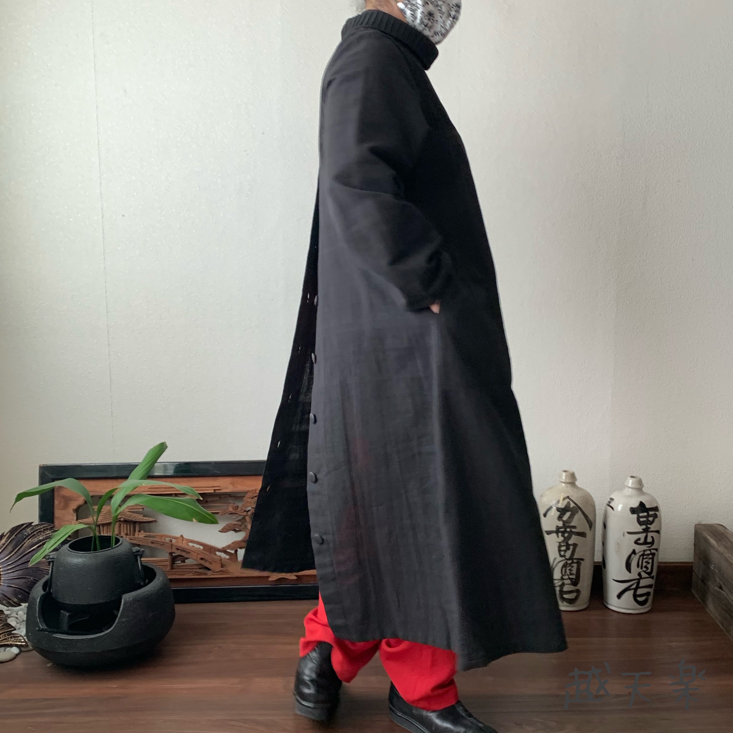 ハイネック、上半身総ピンタック手織り綿長袖ワンピース　高め襟と後ろ上下に走るボタンですっきり着こなし　黒無地