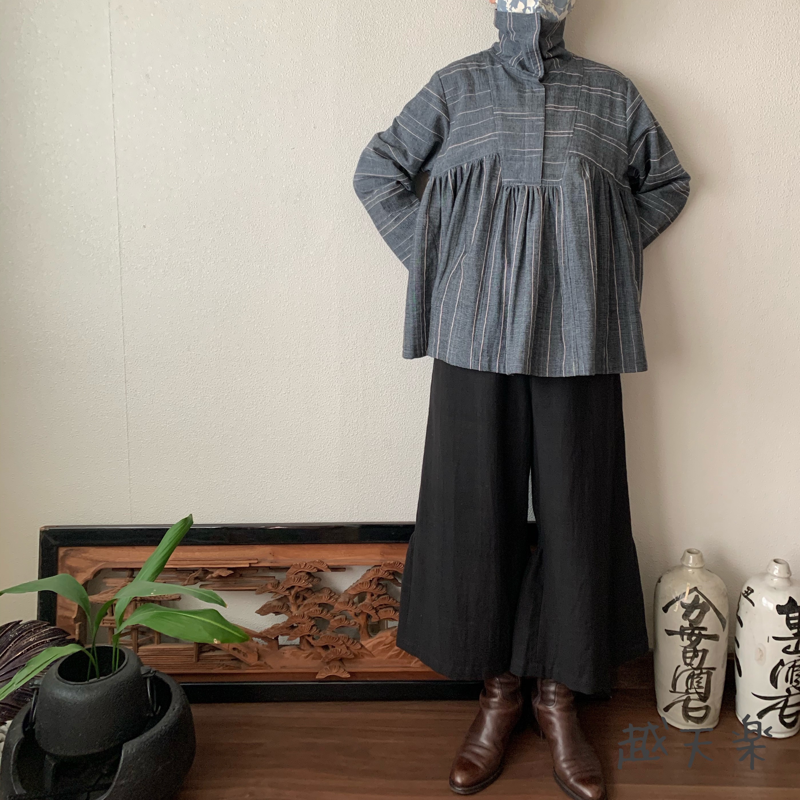 高めのスタンドカラー手織り綿ブラウス　バストラインギャザーで着心地抜群　青グレイ絣