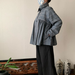 高めのスタンドカラー手織り綿ブラウス　バストラインギャザーで着心地抜群　青グレイ絣 6枚目の画像