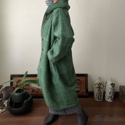 フード風襟の手織り綿バルーンコート　この秋冬、嵐山のお店で一番人気で裾切り替えもキュートなコート　緑絣 4枚目の画像