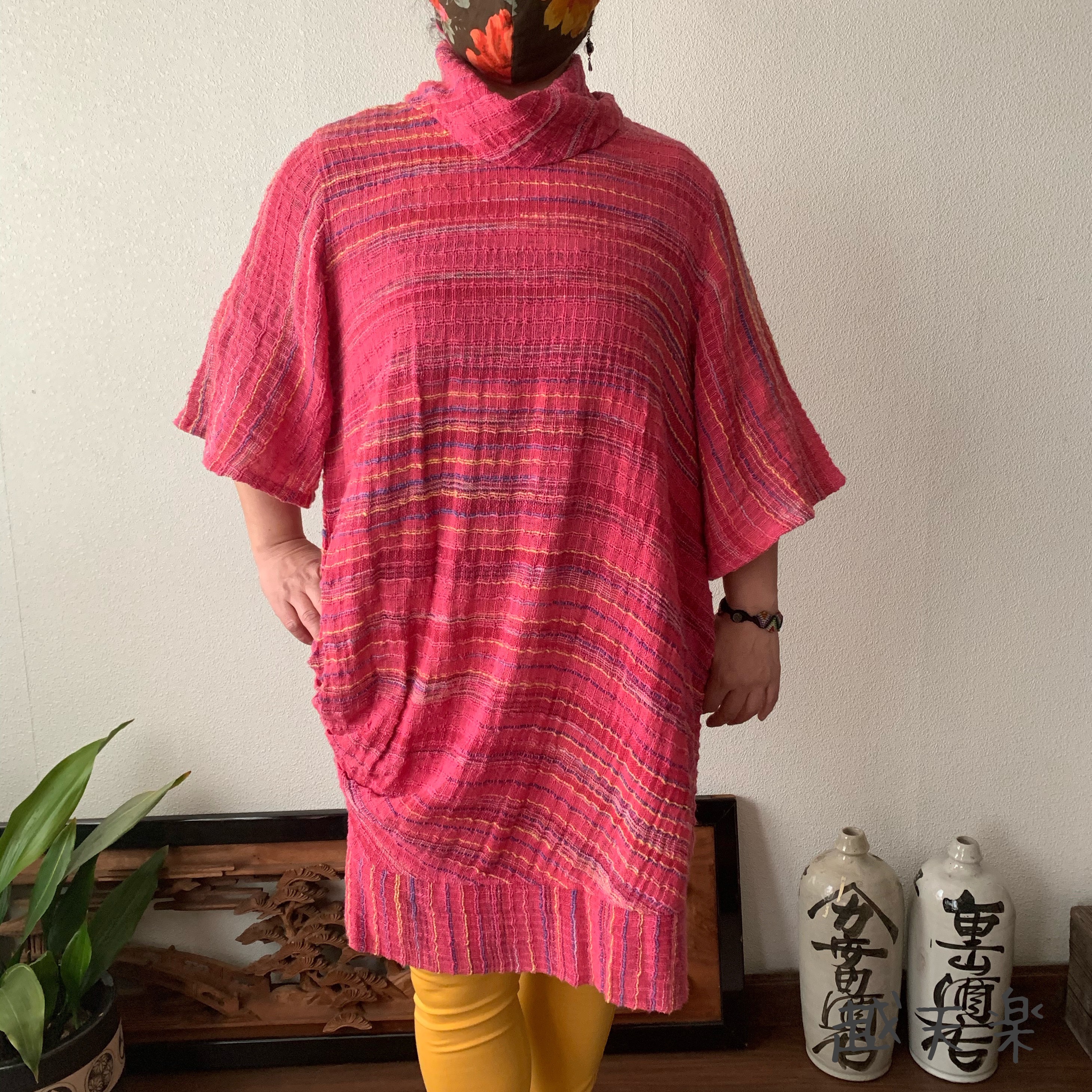 ワンサイドギャザー流れるラインのロング丈チュニック　高めバイヤスロールネック襟とベルスリーブで動くたびに変化　ピンク赤絣