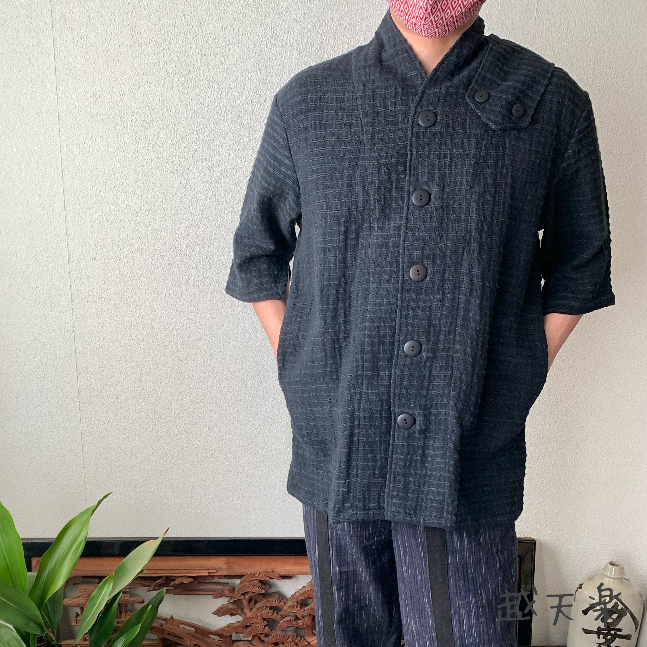 肩ワンサイドベルト前開き手織り綿半袖メンズブラウス　黒色