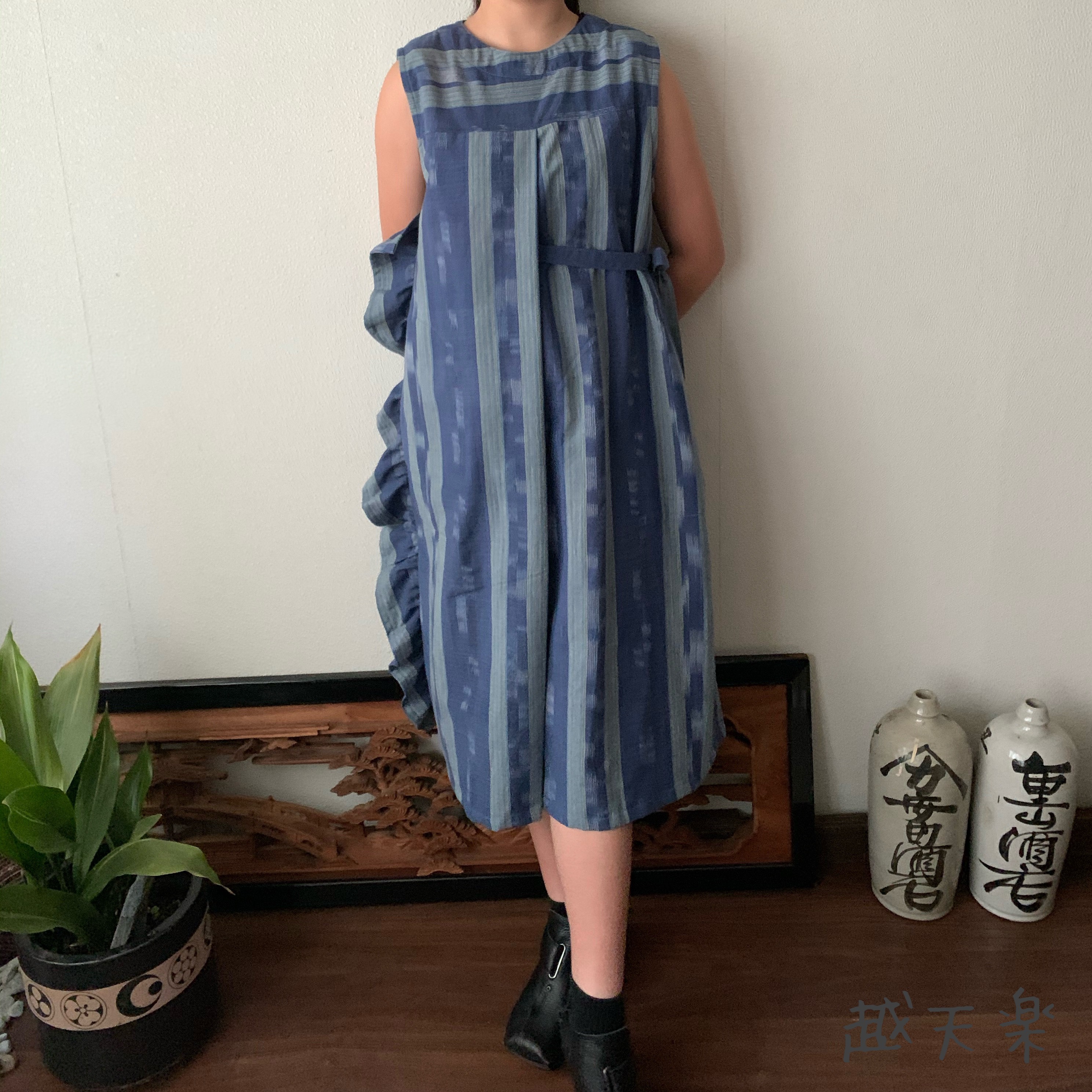 サイドフリルとサイドリボンとハイウエストの贅沢手織り綿ワンピース　青緑絣