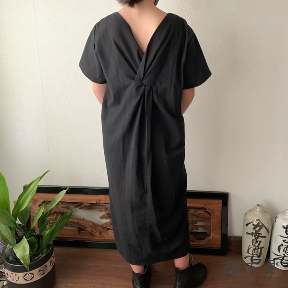 後ろカシュクールが前後で表情を変えるハイウエスト生地切り替え手織り綿ワンピース　黒無地 