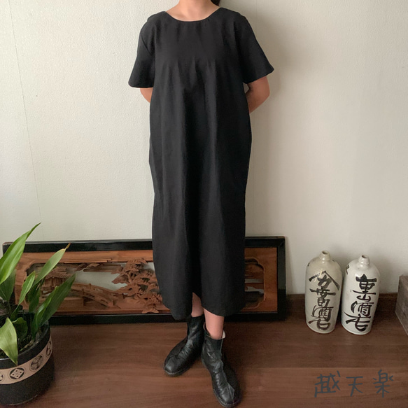 後ろカシュクールが前後で表情を変えるハイウエスト生地切り替え手織り綿ワンピース　黒無地 