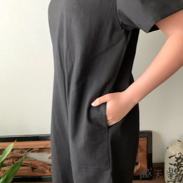 後ろカシュクールが前後で表情を変えるハイウエスト生地切り替え手織り綿ワンピース　黒無地 