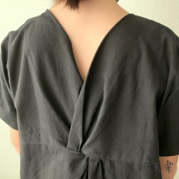 後ろカシュクールが前後で表情を変えるハイウエスト生地切り替え手織り綿ワンピース　黒無地 