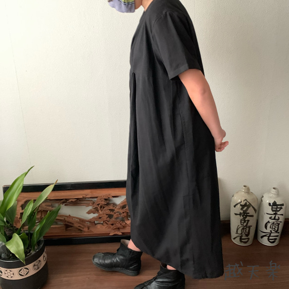 後ろカシュクールが前後で表情を変えるハイウエスト生地切り替え手織り綿ワンピース　黒無地 