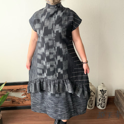 裾切り替えバルーンと裾フリルが前と後ろで表情を変える前開き手織りワンピース　黒グレイ絣 2枚目の画像