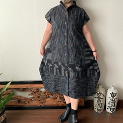 裾切り替えバルーンと裾フリルが前と後ろで表情を変える前開き手織りワンピース　黒グレイ絣 3枚目の画像