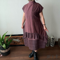 裾切り替えバルーンと裾フリルが前と後ろで表情を変える前開き手織りワンピース　あずき絣 1枚目の画像