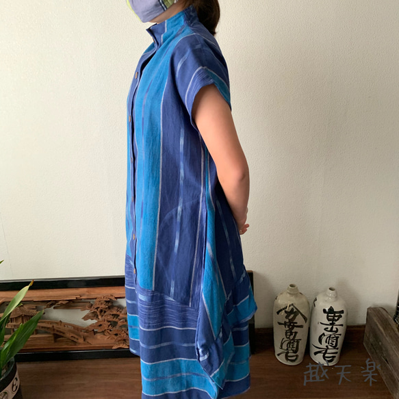 裾切り替えバルーンと裾フリルが前と後ろで表情を変える前開き手織りワンピース　青絣 2枚目の画像
