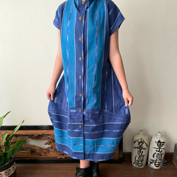 裾切り替えバルーンと裾フリルが前と後ろで表情を変える前開き手織りワンピース　青絣 3枚目の画像